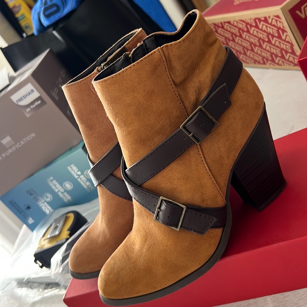 Boots zipper fastening along side
